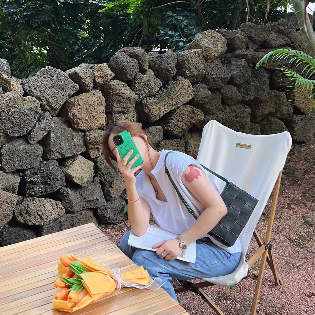 On a casual afternoon, I wear this bag when I am lazy and have the sense of fashion that I should have. They say that it is a cure-all for all diseases👍